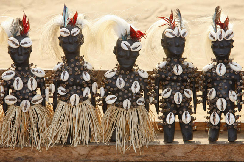 西方人,脸,头,脸颊,无人,站,横图,室外,白天,正面,旅游,度假,贝壳,羽毛,雕塑,欧洲,非洲,黑人,欧洲人,五个人,一排,阴影,轻盈,柔软,艺术,整齐,装饰,光线,雕刻,雕像,影子,许多人,注视,娱乐,排列,阳光,工艺品,观察,看,站着,一群人,享受,休闲,放松,观看,纪念,美术,察看,队列,关注,主题,陈列,功能,美学,轻柔,阿非利加洲,多哥共和国,洛美,男人,男性,中年男性,非洲人,头部,脸部,脸蛋,面部,贝类外壳,海螺壳,软体动物外壳,站立,彩图,全身