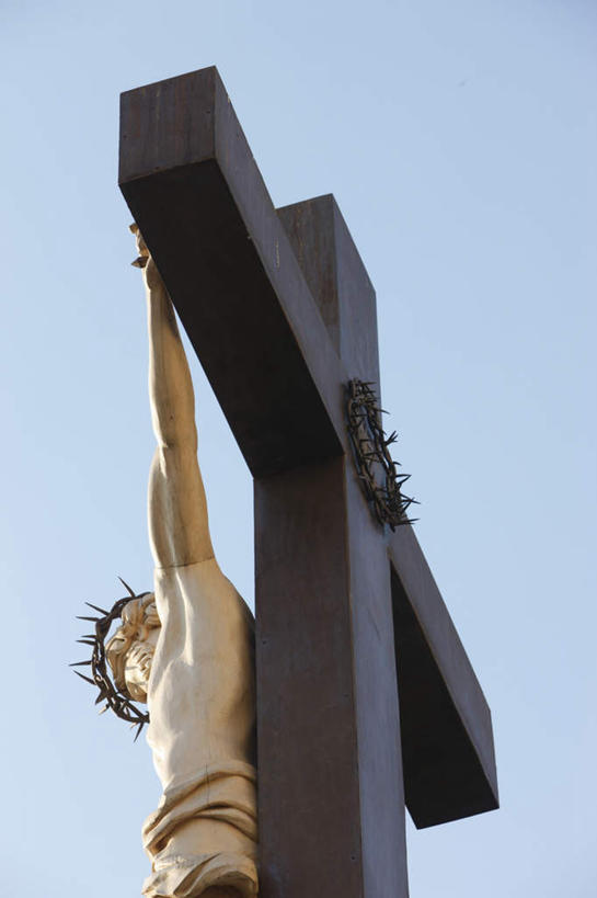 西方人,一个人,无人,伸展双臂,竖图,室外,白天,仰视,旅游,度假,雕塑,法国,欧洲,欧洲人,仅一个男性,仅一个人,仅一个中年男性,吊挂,悬挂,阴影,艺术,装饰,光线,雕刻,雕像,十字架,影子,挂,注视,娱乐,蓝色,蓝天,天空,阳光,工艺品,天,观察,看,享受,休闲,放松,晴朗,观看,纪念,美术,察看,沃克吕兹省,关注,主题,陈列,阿维尼翁,万里无云,法兰西共和国,功能,美学,法兰西第五共和国,普罗旺斯.阿尔卑斯.蓝色海岸,男人,男性,中年男性,白种人,晴空,晴空万里,敞开双臂,伸开双臂,展开双肩,张开手臂,张开双臂,半身,彩图,低角度拍摄