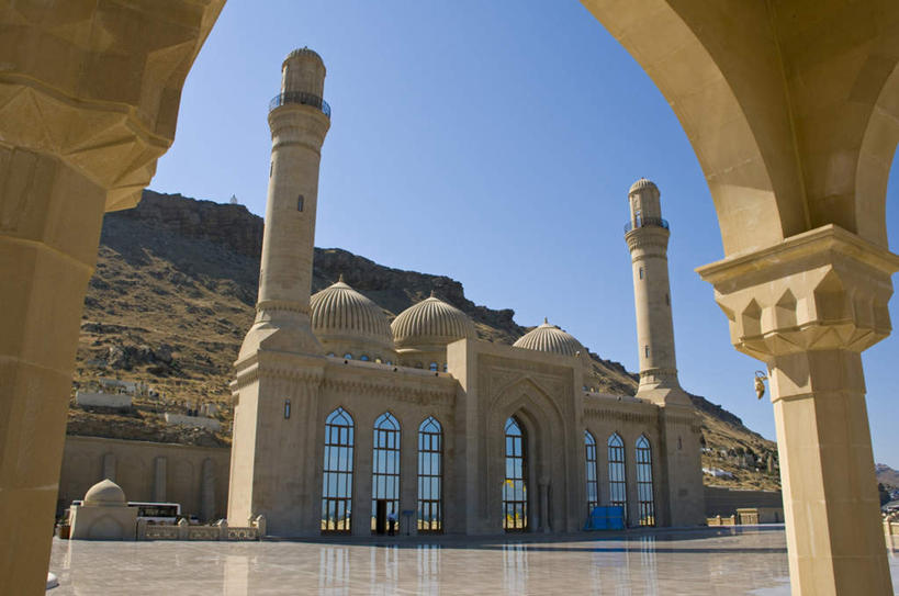 无人,寺庙,横图,室外,白天,仰视,旅游,度假,石头,山,山脉,窗户,标志建筑,地标,建筑,阿塞拜疆,亚洲,一排,阴影,节日,朦胧,模糊,整齐,光线,瓷砖,地砖,石子,影子,柱子,山峰,拱门,地面,山峦,首都,燃烧,文化,娱乐,建设,玻璃窗,排列,蓝色,蓝天,天空,阳光,香火,庙宇,群山,天,祈祷,享受,休闲,健康,旅游胜地,放松,许愿,宗教,信仰,晴朗,纪念,祈求,队列,西亚,万里无云,阿塞拜疆共和国,巴库,平安,石块,岩石,晴空,晴空万里,彩图,低角度拍摄,庙,寺