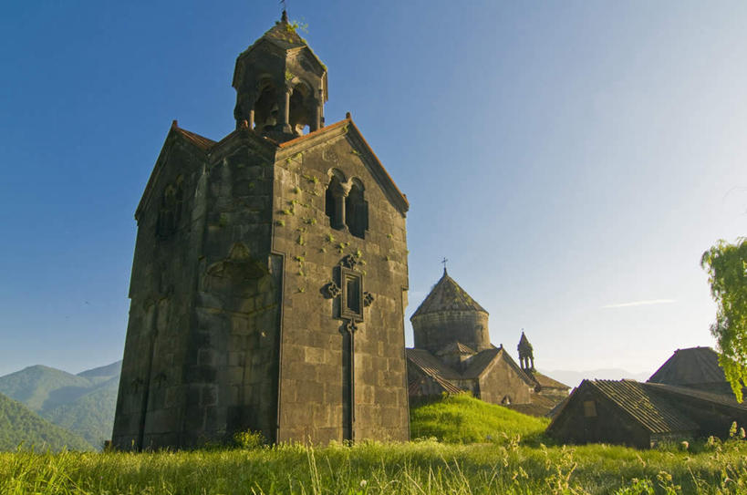 无人,教堂,横图,室外,白天,仰视,旅游,度假,草地,草坪,石头,山,山脉,植物,窗户,门,标志建筑,地标,建筑,亚美尼亚,亚洲,阴影,节日,光线,十字架,石子,影子,墙,屋顶,山峰,山峦,顶棚,文化,娱乐,建设,玻璃窗,墙壁,墙面,草,蓝色,绿色,蓝天,天空,阳光,门框,群山,天,祈祷,享受,休闲,健康,旅游胜地,放松,许愿,宗教,信仰,晴朗,纪念,祈求,西亚,信念,万里无云,亚美尼亚共和国,平安,石块,岩石,晴空,晴空万里,彩图,低角度拍摄,大教堂,礼拜堂