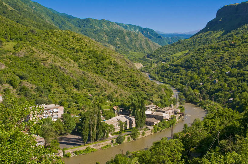 无人,家,横图,俯视,室外,白天,旅游,度假,草地,草坪,河流,石头,美景,山,山脉,水,植物,窗户,亚美尼亚,亚洲,阴影,波纹,光线,石子,影子,房屋,墙,屋顶,屋子,河水,景观,山峰,水流,涟漪,山峦,顶棚,娱乐,楼房,玻璃窗,墙壁,墙面,住宅,草,树,树木,蓝色,绿色,倒影,蓝天,水纹,天空,阳光,自然,波浪,群山,天,享受,休闲,景色,放松,生长,晴朗,成长,倒映,自然风光,西亚,万里无云,水晕,反照,亚美尼亚共和国,石块,岩石,晴空,晴空万里,彩图,高角度拍摄,房子