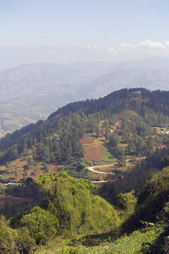 无人,家,竖图,俯视,航拍,室外,白天,旅游,度假,美景,山,山脉,植物,道路,路,海地,阴影,朦胧,模糊,弯曲,光线,影子,房屋,屋子,景观,山峰,云,云朵,小路,交通,山峦,云彩,娱乐,楼房,住宅,树,树木,蓝色,绿色,白云,蓝天,天空,阳光,自然,群山,天,享受,休闲,景色,放松,蜿蜒,生长,晴朗,成长,连绵,北美,北美洲,绵延,鸟瞰,自然风光,美洲,北亚美利加洲,亚美利加洲,联贯,海地共和国,太子港,晴空,彩图,高角度拍摄,房子