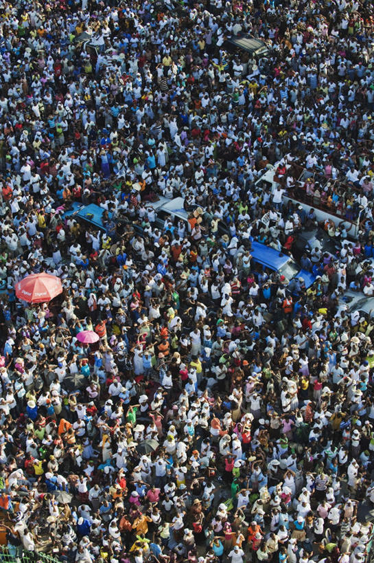 西方人,站,竖图,俯视,航拍,室外,白天,旅游,度假,汽车,欧洲,非洲,海地,黑人,欧洲人,行人,游客,游人,阴影,服装,朦胧,模糊,庆祝,光线,伞,影子,雨伞,遮阳伞,许多人,注视,休闲装,娱乐,阳伞,路人,旅客,车,衣服,阳光,交通工具,轿车,观察,看,站着,一群人,享受,休闲,休闲服,放松,服饰,观看,庆贺,察看,北美,北美洲,鸟瞰,关注,载具,祝贺,美洲,北亚美利加洲,亚美利加洲,人山人海,海地共和国,太子港,过客,摩肩接踵,男人,男性,女人,女性,中年男性,中年女性,非洲人,站立,半身,彩图,高角度拍摄