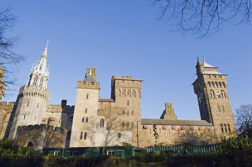 无人,家,横图,室外,白天,仰视,旅游,度假,名胜古迹,植物,标志建筑,地标,建筑,英国,欧洲,阴影,遗迹,光线,影子,堡垒,城堡,房屋,屋子,古迹,文物,娱乐,建设,古建筑,楼房,住宅,树,树木,蓝色,绿色,蓝天,天空,阳光,自然,天,享受,休闲,旅游胜地,放松,生长,晴朗,成长,西欧,要塞,大不列颠,威尔士,古文明,大不列颠及北爱尔兰联合王国,万里无云,首府,大不列颠联合王国,日不落英帝国,威尔士公国,设防,加的夫,加的夫城堡,晴空,晴空万里,彩图,低角度拍摄,房子