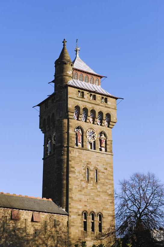 无人,家,竖图,室外,白天,仰视,旅游,度假,名胜古迹,植物,标志建筑,地标,建筑,英国,欧洲,阴影,遗迹,光线,影子,堡垒,城堡,房屋,屋子,古迹,文物,娱乐,建设,古建筑,楼房,住宅,树,树木,祈愿,蓝色,绿色,蓝天,天空,阳光,自然,天,享受,休闲,旅游胜地,放松,生长,晴朗,成长,祈求,信号,西欧,要塞,报时,大不列颠,威尔士,古文明,大不列颠及北爱尔兰联合王国,万里无云,首府,召集,大不列颠联合王国,日不落英帝国,威尔士公国,设防,鸣钟,加的夫,加的夫城堡,钟,晴空,晴空万里,彩图,低角度拍摄,房子