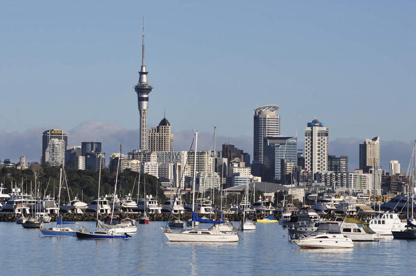 帆船,无人,高楼大厦,横图,全景,室外,白天,正面,度假,草地,草坪,海浪,海洋,美景,天际线,植物,城市风光,城市,大厦,建筑,摩天大楼,船,新西兰,停靠,阴影,光线,影子,景观,浪花,娱乐,草,树,树木,蓝色,绿色,蓝天,天空,阳光,自然,海水,楼宇,交通工具,天,享受,休闲,景色,放松,生长,晴朗,成长,停泊,载具,大洋洲,海景,万里无云,奥克兰,纽西兰,长白云之乡,奥克兰区,奥克兰市,风帆之都,天空塔,天空之塔,大海,风浪,海,海水的波动,近岸浪,涌浪,晴空,晴空万里,彩图,大楼,高层建筑,高楼,摩天楼