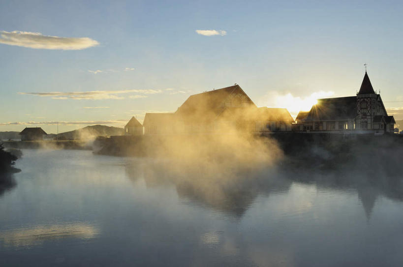 无人,教堂,横图,室外,白天,正面,旅游,度假,湖,湖泊,水,雾,标志建筑,地标,建筑,新西兰,阴影,波纹,沸腾,节日,朦胧,模糊,光线,蒸汽,影子,湖面,水流,水面,云,云朵,涟漪,水蒸气,雾气,云彩,文化,娱乐,建设,蓝色,白云,倒影,蓝天,水纹,天空,阳光,波浪,湖水,天,祈祷,享受,休闲,健康,旅游胜地,放松,许愿,宗教,信仰,晴朗,纪念,祈求,气体,倒映,基督教,天主教,大洋洲,信念,水晕,蒸发,纽西兰,长白云之乡,新西兰北岛,反照,丰盛湾,普伦蒂湾,平安,晴空,彩图,大教堂,礼拜堂