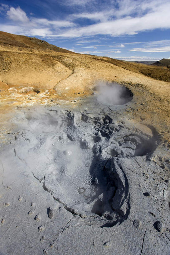无人,竖图,室外,白天,正面,旅游,度假,火山,石头,美景,山,山脉,植物,欧洲,冰岛,阴影,枯萎,光线,化学,矿石,石子,影子,景观,山顶,山峰,云,云朵,枯草,山峦,云彩,娱乐,草,黄色,蓝色,白云,蓝天,天空,阳光,自然,晶体,群山,天,享受,休闲,景色,放松,晴朗,自然风光,北欧,沉积岩,冰岛共和国,颠峰,极峰,矿物质,硫磺,硫黄,水成岩,活火山,石块,死火山,休眠火山,岩石,晴空,彩图