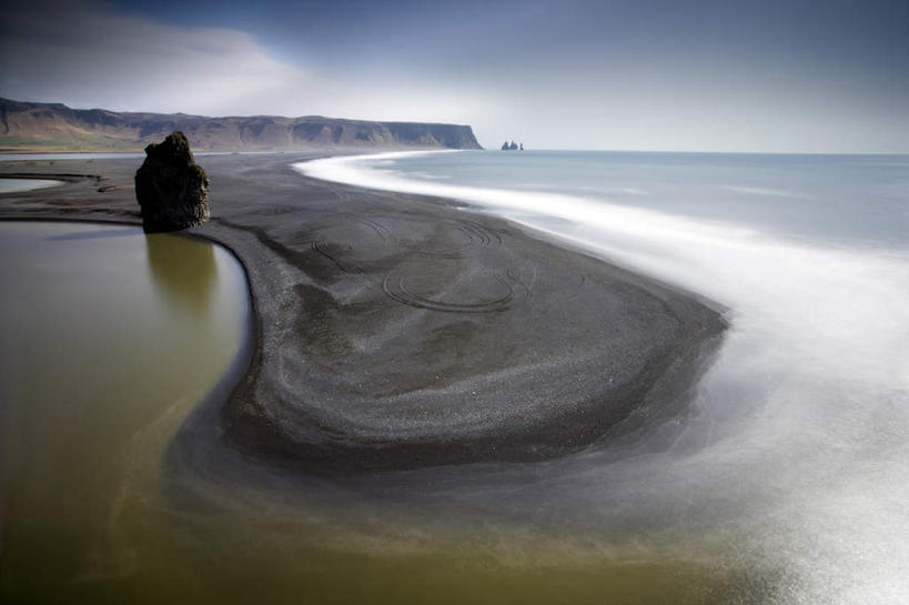 无人,横图,室外,白天,正面,旅游,度假,海浪,海洋,石头,美景,沙滩,山,山脉,欧洲,冰岛,阴影,光线,沙子,石子,影子,海岸,景观,浪花,山顶,山峰,水平线,悬崖,云,云朵,辽阔,海平线,沙地,山峦,云彩,娱乐,蓝色,白云,蓝天,天空,阳光,自然,海水,群山,天,享受,休闲,广阔,景色,放松,晴朗,一望无际,自然风光,北欧,海景,沉积岩,冰岛共和国,绝壁,无边无际,一马平川,颠峰,极峰,维克,维克镇,水成岩,大海,风浪,海,海水的波动,海滩,近岸浪,石块,岩石,涌浪,晴空,彩图,水天相接,水天一线