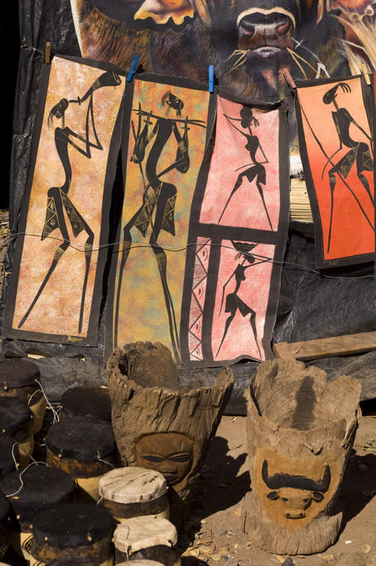 无人,商店,竖图,室外,白天,正面,购物,度假,消费,美景,城市风光,城市,非洲,赞比亚,一排,许多,吊挂,写,悬挂,阴影,风俗,艺术,整齐,民俗,光线,影子,景观,鼓,乐器,艺术品,很多,挂,娱乐,排列,阳光,工艺品,享受,休闲,景色,放松,金融,百货,工艺,打击乐器,美术,节奏,节拍,队列,挂画,选购,贸易,血拼,莫西奥图尼亚瀑布,维多利亚瀑布,赞比亚共和国,民风,传统乐器,彩图,店铺