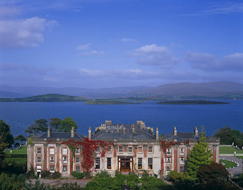 无人,家,横图,俯视,航拍,室外,白天,度假,湖,湖泊,美景,水,植物,城市风光,城市,建筑,爱尔兰,欧洲,阴影,波纹,光线,瓦片,影子,房屋,屋顶,屋子,湖面,景观,水流,水面,云,云朵,公寓,涟漪,云彩,顶棚,瓦,娱乐,洋房,楼房,住宅,树,树木,蓝色,绿色,白云,倒影,蓝天,水纹,天空,阳光,自然,波浪,湖水,天,享受,休闲,景色,放松,建造,生长,晴朗,成长,倒映,西欧,鸟瞰,屋瓦,爱尔兰共和国,水晕,科克郡,反照,班特里湾,晴空,彩图,高角度拍摄,房子