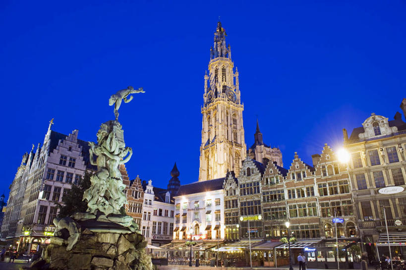 无人,家,教堂,横图,室外,夜晚,仰视,旅游,度假,标志建筑,地标,建筑,路灯,喷泉,照明,雕塑,比利时,欧洲,阴影,节日,艺术,装饰,光线,雕刻,雕像,影子,房屋,屋子,景观,灯光,文化,娱乐,建设,楼房,住宅,灯,蓝色,蓝天,天空,工艺品,天,品味,祈祷,享受,休闲,健康,旅游胜地,放松,许愿,宗教,信仰,晴朗,纪念,祈求,照亮,美术,基督教,照明设备,西欧,天主教,主题,水景,陈列,信念,万里无云,功能,美学,美观,比利时王国,法兰德斯,法兰德斯大区,法兰德斯地区,平安,设计,晴空,晴空万里,彩图,低角度拍摄,房子,大教堂,礼拜堂