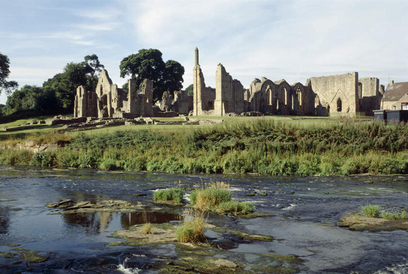 无人,横图,室外,白天,仰视,旅游,度假,草地,草坪,河流,石头,名胜古迹,水,植物,标志建筑,地标,建筑,英国,欧洲,阴影,波纹,朦胧,模糊,遗迹,光线,石子,影子,墙,河水,水流,云,云朵,涟漪,云彩,古迹,文物,娱乐,建设,古建筑,英格兰,墙壁,墙面,草,蓝色,绿色,白云,倒影,蓝天,水纹,天空,阳光,波浪,天,享受,休闲,旅游胜地,放松,晴朗,倒映,西欧,大不列颠,古文明,大不列颠及北爱尔兰联合王国,水晕,大不列颠联合王国,日不落英帝国,反照,英吉利,达勒姆,达勒姆郡,石块,岩石,晴空,彩图,低角度拍摄