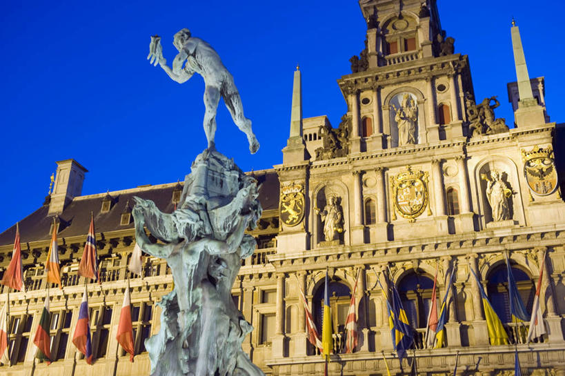 无人,横图,室外,白天,仰视,旅游,度假,标志建筑,地标,建筑,喷泉,旗帜,雕塑,比利时,欧洲,一排,阴影,朦胧,模糊,艺术,整齐,装饰,光线,雕刻,雕像,影子,房屋,屋子,景观,拱门,文化,娱乐,旗子,建设,楼房,排列,蓝色,蓝天,天空,阳光,工艺品,天,品味,享受,休闲,旅游胜地,放松,晴朗,纪念,美术,西欧,队列,主题,水景,陈列,万里无云,功能,美学,美观,旌旗,旗号,比利时王国,法兰德斯,法兰德斯大区,法兰德斯地区,设计,晴空,晴空万里,彩图,低角度拍摄,房子