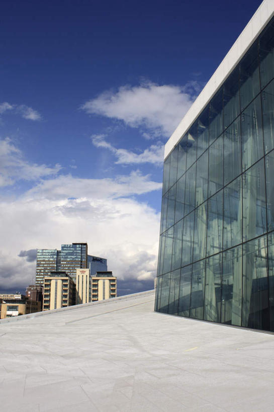 无人,高楼大厦,竖图,室外,白天,仰视,旅游,度假,窗户,标志建筑,大厦,地标,建筑,摩天大楼,挪威,欧洲,一排,阴影,朦胧,模糊,整齐,光线,影子,云,云朵,建筑群,首都,云彩,娱乐,建设,玻璃窗,排列,蓝色,白云,蓝天,天空,阳光,天,享受,休闲,旅游胜地,放松,晴朗,斯堪的纳维亚,队列,北欧,斯堪的纳维亚半岛,奥斯陆,挪威王国,晴空,彩图,低角度拍摄,大楼,高层建筑,高楼,摩天楼