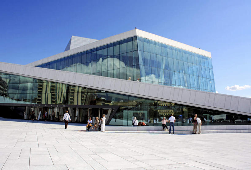 西方人,站,坐,走,横图,室外,白天,仰视,度假,美景,窗户,地板,楼梯,城市风光,城市,挪威,欧洲,欧洲人,一排,行人,游客,游人,阴影,服装,整齐,光线,影子,阶梯,景观,云,云朵,首都,许多人,云彩,休闲装,娱乐,路人,旅客,玻璃窗,台阶,排列,衣服,蓝色,白云,蓝天,天空,阳光,天,站着,一群人,享受,休闲,休闲服,景色,放松,服饰,晴朗,斯堪的纳维亚,队列,北欧,斯堪的纳维亚半岛,奥斯陆,挪威王国,过客,男人,男性,女人,女性,中年男性,中年女性,白种人,晴空,步行,散步,站立,走路,坐着,彩图,低角度拍摄,全身