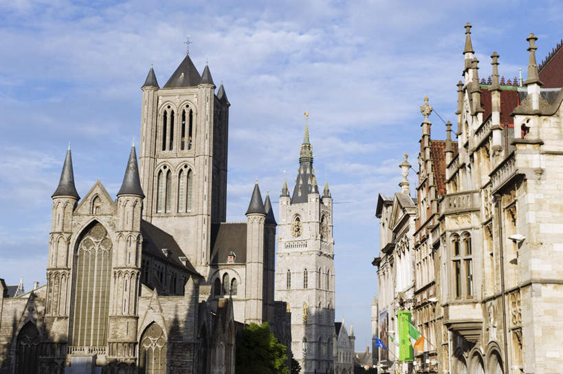 无人,教堂,横图,室外,白天,仰视,旅游,度假,植物,标志建筑,地标,建筑,比利时,欧洲,阴影,节日,朦胧,模糊,光线,影子,云,云朵,云彩,文化,娱乐,建设,树,树木,蓝色,绿色,白云,蓝天,天空,阳光,自然,天,祈祷,享受,休闲,健康,旅游胜地,放松,许愿,宗教,信仰,生长,晴朗,成长,纪念,祈求,西欧,信念,比利时王国,法兰德斯,法兰德斯大区,法兰德斯地区,平安,晴空,彩图,低角度拍摄,大教堂,礼拜堂