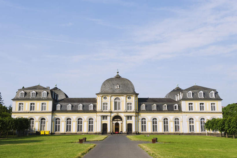 无人,横图,室外,白天,仰视,度假,草地,草坪,美景,植物,窗户,城市风光,城市,道路,路,路灯,照明,德国,欧洲,一排,阴影,整齐,光线,影子,房屋,屋子,景观,云,云朵,小路,灯光,交通,云彩,娱乐,楼房,玻璃窗,灯,草,树,树木,排列,蓝色,绿色,白云,蓝天,天空,阳光,自然,天,享受,休闲,景色,放松,生长,晴朗,成长,照亮,照明设备,西欧,队列,德意志联邦共和国,北威州,北莱茵.威斯特法伦州,波恩,晴空,彩图,低角度拍摄,房子