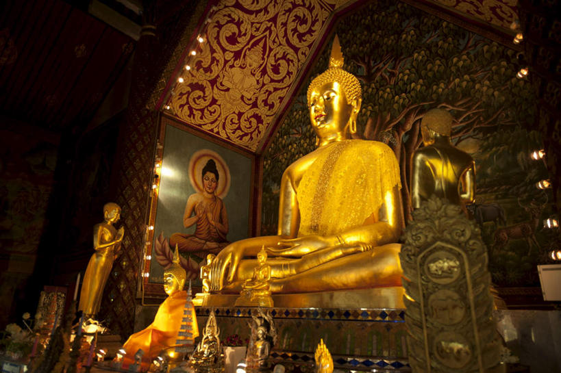 无人,寺庙,横图,室内,白天,仰视,旅游,度假,标志建筑,地标,建筑,雕塑,泰国,亚洲,阴影,节日,艺术,装饰,光线,雕刻,雕像,香炉,影子,墙,灯光,燃烧,文化,娱乐,建设,墙壁,墙面,香火,工艺品,庙宇,祈祷,享受,休闲,健康,金色,旅游胜地,放松,许愿,宗教,东南亚,信仰,纪念,祈求,美术,祭奠,祭祀,主题,祭坛,陈列,泰王国,清迈府,功能,美学,敬拜,清迈省,松达寺,平安,半身,彩图,低角度拍摄,庙,寺