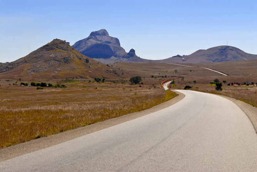 无人,横图,室外,白天,正面,旅游,度假,草地,草坪,石头,美景,山,山脉,植物,道路,路,非洲,马达加斯加,阴影,曲折,弯曲,光线,石子,影子,景观,山峰,小路,交通,山峦,娱乐,草,树,树木,蓝色,绿色,蓝天,天空,阳光,自然,群山,天,享受,休闲,景色,放松,蜿蜒,生长,晴朗,成长,自然风光,万里无云,马达加斯加共和国,图利亚拉,图利亚拉省,石块,岩石,晴空,晴空万里,彩图
