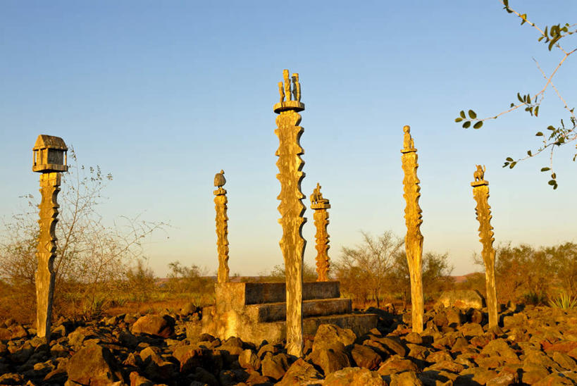 无人,横图,室外,白天,正面,旅游,度假,草地,草坪,石头,植物,标志建筑,地标,建筑,雕塑,非洲,马达加斯加,许多,阴影,艺术,装饰,光线,雕刻,雕像,石子,影子,很多,娱乐,建设,草,树,树木,蓝色,绿色,蓝天,天空,阳光,自然,墓碑,工艺品,天,享受,休闲,墓地,旅游胜地,放松,生长,晴朗,成长,纪念,美术,主题,陈列,坟场,万里无云,功能,美学,马达加斯加共和国,图利亚拉,图利亚拉省,石块,岩石,晴空,晴空万里,彩图