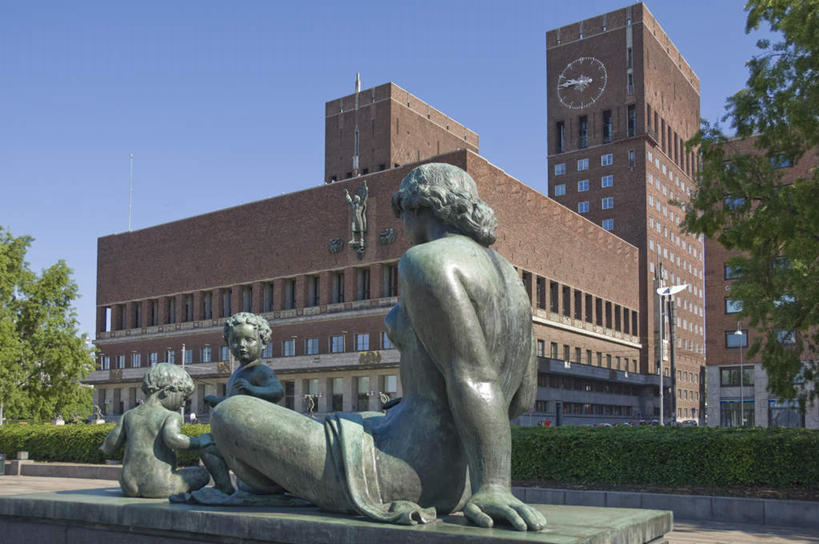 西方人,儿童,无人,三个人,高楼大厦,坐,横图,室外,白天,仰视,度假,办公楼,草地,草坪,美景,植物,窗户,门,城市风光,城市,大厦,建筑,摩天大楼,写字楼,雕塑,挪威,欧洲,欧洲人,撑,阴影,服装,艺术,装饰,光线,雕刻,雕像,影子,墙,屋顶,景观,首都,顶棚,注视,休闲装,娱乐,玻璃窗,墙壁,墙面,草,树,树木,小孩,衣服,蓝色,绿色,蓝天,天空,阳光,自然,工艺品,门框,楼宇,天,观察,看,享受,休闲,休闲服,商务楼,景色,放松,服饰,生长,晴朗,成长,观看,纪念,美术,察看,撑着,斯堪的纳维亚,关注,北欧,斯堪的纳维亚半岛,主题,市政厅,陈列,万里无云,奥斯陆,功能,美学,挪威王国,男孩,男人,男性,女人,女性,中年女性,白种人,晴空,晴空万里,坐着,彩图,低角度拍摄,全身,大楼,高层建筑,高楼,摩天楼,男生