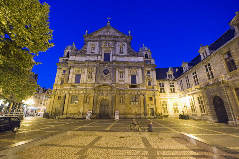 无人,教堂,横图,室外,夜晚,仰视,旅游,度假,植物,标志建筑,地标,建筑,路灯,照明,比利时,欧洲,节日,朦胧,模糊,瓷砖,地砖,灯光,地面,文化,娱乐,建设,灯,树,树木,蓝色,绿色,蓝天,天空,自然,天,祈祷,享受,休闲,健康,旅游胜地,放松,许愿,宗教,信仰,生长,晴朗,成长,纪念,祈求,照亮,照明设备,西欧,信念,万里无云,比利时王国,法兰德斯,法兰德斯大区,法兰德斯地区,平安,晴空,晴空万里,彩图,低角度拍摄,大教堂,礼拜堂