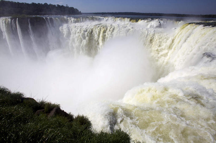 无人,横图,俯视,室外,白天,旅游,度假,美景,瀑布,树林,水,植物,巴西,阿根廷,阴影,飞溅,溅,光线,液体,影子,景观,水滴,娱乐,水珠,树,树木,蓝色,绿色,蓝天,天空,阳光,自然,天,享受,休闲,景色,南美,放松,生长,晴朗,成长,南美洲,拉丁美洲,喷洒,自然风光,美洲,世界自然遗产,万里无云,巴西联邦共和国,亚美利加洲,南亚美利加洲,阿根廷共和国,伊瓜苏大瀑布,伊瓜苏瀑布,跌水,晴空,晴空万里,彩图,高角度拍摄