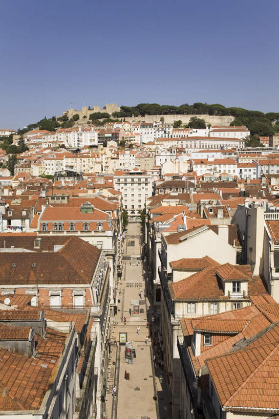 无人,家,竖图,俯视,航拍,室外,白天,旅游,度假,树林,植物,标志建筑,地标,建筑,葡萄牙,欧洲,阴影,朦胧,模糊,光线,影子,堡垒,城堡,房屋,屋子,建筑群,首都,娱乐,建设,楼房,里斯本,住宅,树,树木,排列,蓝色,绿色,蓝天,天空,阳光,自然,天,享受,休闲,旅游胜地,放松,生长,晴朗,成长,要塞,鸟瞰,南欧,万里无云,摆列,葡萄牙共和国,圣乔治城堡,设防,晴空,晴空万里,彩图,高角度拍摄,房子,布列,分列