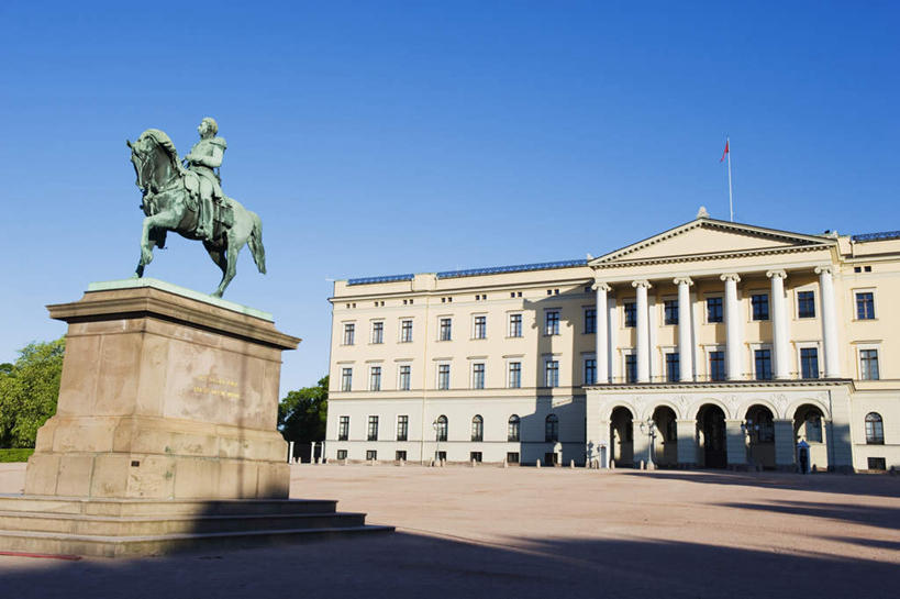 西方人,一个人,无人,宫殿,坐,横图,室外,白天,仰视,旅游,度假,植物,窗户,门,标志建筑,地标,建筑,马,野生动物,雕塑,挪威,欧洲,欧洲人,仅一个男性,仅一个人,仅一个中年男性,握,阴影,服装,艺术,装饰,光线,雕刻,雕像,影子,柱子,墙,屋顶,首都,拿,顶棚,拿着,注视,休闲装,娱乐,建设,玻璃窗,墙壁,墙面,树,树木,一个,衣服,蓝色,绿色,蓝天,天空,阳光,自然,动物,工艺品,门框,天,观察,看,享受,休闲,休闲服,旅游胜地,放松,握着,运输,服饰,牲畜,生长,晴朗,单个,成长,观看,纪念,美术,察看,斯堪的纳维亚,关注,北欧,斯堪的纳维亚半岛,主题,陈列,万里无云,奥斯陆,功能,美学,挪威王国,男人,男性,中年男性,白种人,晴空,晴空万里,坐着,半身,彩图,低角度拍摄