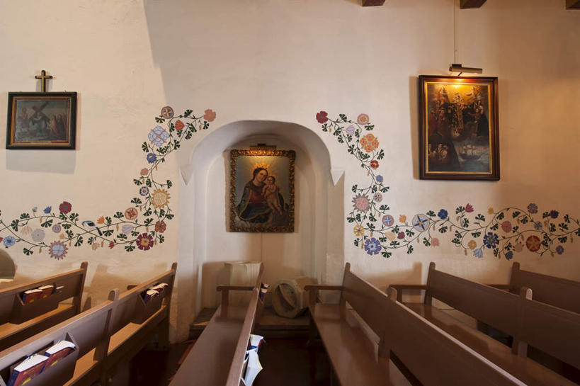 无人,教堂,横图,室内,白天,正面,旅游,度假,绘画,标志建筑,地标,建筑,椅子,美国,一排,许多,阴影,节日,艺术,整齐,装饰,光线,影子,木椅,墙,躺椅,灯光,很多,文化,娱乐,建设,壁画,墙壁,墙面,排列,祈祷,享受,休闲,健康,旅游胜地,放松,许愿,宗教,信仰,纪念,华丽,修饰,祈求,点缀,北美,北美洲,队列,加利福尼亚,美洲,信念,加州,加利福尼亚州,圣路易斯.奥比斯波,金州,黄金州,北亚美利加洲,亚美利加洲,衬托,美观,雅致,雅观,圣路易斯奥比斯波,圣路易斯.奥比斯波县,平安,画画,彩图,大教堂,礼拜堂