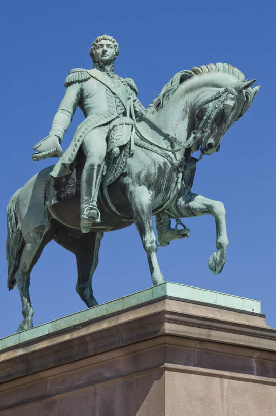 西方人,一个人,无人,坐,竖图,室外,白天,仰视,民族服装,旅游,度假,标志建筑,地标,建筑,马,野生动物,雕塑,挪威,欧洲,欧洲人,仅一个男性,仅一个人,仅一个中年男性,阴影,艺术,装饰,光线,雕刻,雕像,影子,首都,注视,娱乐,建设,一匹,蓝色,蓝天,天空,阳光,动物,工艺品,天,观察,看,享受,休闲,旅游胜地,放松,运输,牲畜,晴朗,观看,纪念,美术,察看,斯堪的纳维亚,关注,北欧,斯堪的纳维亚半岛,主题,陈列,万里无云,奥斯陆,功能,美学,挪威王国,男人,男性,中年男性,白种人,晴空,晴空万里,坐着,彩图,低角度拍摄,全身,传统服装,民俗服