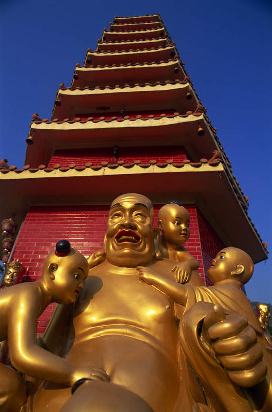 无人,抱,竖图,室外,特写,白天,仰视,旅游,度假,标志建筑,地标,建筑,雕塑,香港,中国,亚洲,阴影,节日,朦胧,模糊,艺术,装饰,高大,光线,雕刻,雕像,影子,塔,宏伟,注视,文化,娱乐,建设,蓝色,蓝天,天空,阳光,工艺品,天,观察,看,祈祷,享受,休闲,健康,金色,旅游胜地,放松,许愿,宗教,信仰,晴朗,抱着,观看,纪念,祈求,美术,港,察看,搂着,基督教,关注,天主教,修道院,主题,陈列,信念,东亚,新界,万里无云,香港特别行政区,港澳台,中华人民共和国,功能,美学,神学院,修院,隐修院,高峻,嵬峨,沙田区,平安,晴空,晴空万里,搂,搂抱,半身,彩图,低角度拍摄