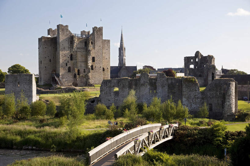 无人,横图,室外,白天,正面,旅游,度假,草地,草坪,石头,名胜古迹,植物,标志建筑,地标,建筑,爱尔兰,欧洲,阴影,朦胧,模糊,遗迹,光线,石子,影子,堡垒,城堡,墙,云,云朵,天桥,桥,云彩,古迹,文物,娱乐,建设,古建筑,墙壁,墙面,草,树,树木,蓝色,绿色,白云,蓝天,天空,阳光,自然,天,享受,休闲,旅游胜地,放松,生长,晴朗,成长,人行桥,西欧,要塞,古文明,爱尔兰共和国,伦斯特省,设防,米斯郡,石块,岩石,晴空,彩图