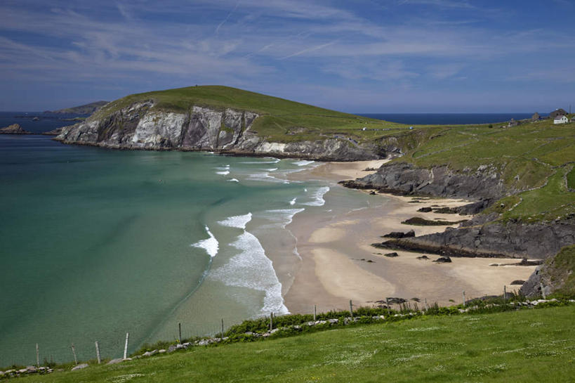 无人,横图,俯视,室外,白天,旅游,度假,草地,草坪,海浪,海洋,美景,沙滩,山,山脉,植物,爱尔兰,欧洲,阴影,朦胧,模糊,光线,沙子,影子,海岸,景观,浪花,山峰,云,云朵,沙地,山峦,云彩,娱乐,草,蓝色,绿色,白云,蓝天,天空,阳光,自然,海水,群山,天,享受,休闲,景色,放松,晴朗,西欧,自然风光,海景,爱尔兰共和国,丁格尔半岛,凯里郡,大海,风浪,海,海水的波动,海滩,近岸浪,涌浪,晴空,彩图,高角度拍摄