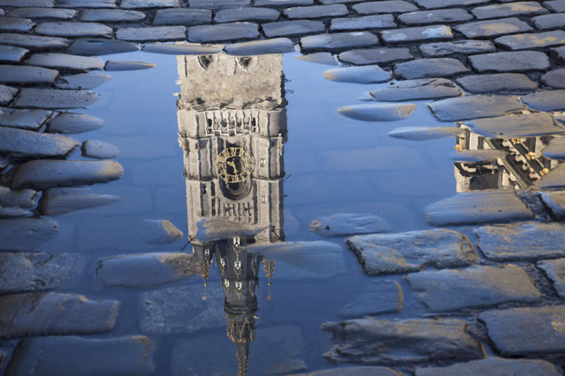 无人,横图,俯视,室外,白天,度假,美景,窗户,城市风光,城市,道路,路,雕塑,比利时,欧洲,阴影,艺术,装饰,时间,光线,雕刻,雕像,时钟,影子,墙,屋顶,景观,小路,钟楼,交通,计时,顶棚,娱乐,玻璃窗,墙壁,墙面,倒影,阳光,工艺品,钟表,享受,休闲,表,景色,放松,积水,纪念,美术,倒映,西欧,主题,陈列,功能,美学,塔钟,比利时王国,根特,根特市,反照,钟,彩图,高角度拍摄