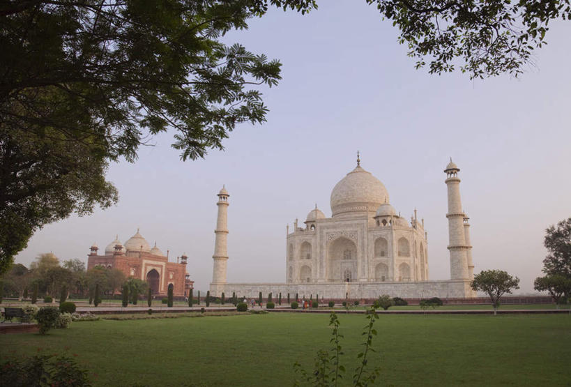 无人,横图,室外,白天,正面,旅游,度假,草地,草坪,名胜古迹,植物,窗户,地标,雕塑,泰姬陵,印度,亚洲,一排,许多,阴影,遗迹,艺术,整齐,装饰,光线,雕刻,雕像,影子,墙,屋顶,很多,顶棚,古迹,文物,娱乐,古建筑,玻璃窗,墙壁,墙面,草,树,树木,排列,蓝色,绿色,蓝天,天空,阳光,自然,工艺品,天,享受,休闲,旅游胜地,放松,生长,晴朗,成长,纪念,美术,陵墓,队列,主题,南亚,陈列,古文明,世界文化遗产,万里无云,泰姬.马哈尔陵,伊斯兰建筑,泰姬玛哈,世界七大奇迹,功能,美学,泰吉.玛哈尔陵,晴空,晴空万里,彩图,标志性建筑