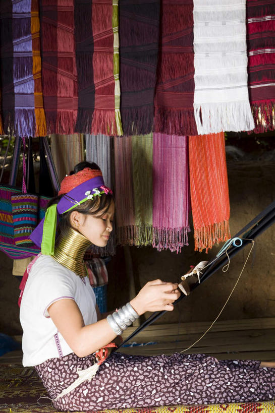 东方人,儿童,脸,头,脸颊,一个人,坐,笑,微笑,露齿笑,竖图,俯视,室内,白天,民族服装,纯洁,项链,亚洲,仅一个女性,仅一个人,一排,许多,吊挂,握,悬挂,阴影,整齐,装饰,环绕,缠绕,光线,头饰,影子,墙,挂,拿,拿着,注视,黄种人,墙壁,墙面,装饰品,排列,一个,小孩,阳光,饰品,首饰,围巾,观察,看,仅一个小孩,温暖,金色,可爱,童年,童趣,握着,单个,围脖,观看,保暖,华丽,修饰,点缀,察看,御寒,队列,关注,纠缠,童真,烂漫,无邪,衬托,美观,雅致,雅观,长颈族,天真,杆子,女孩,女人,女性,亚洲人,孩子,头部,脸部,脸蛋,面部,坐着,半身,彩图,高角度拍摄,传统服装,民俗服,女生