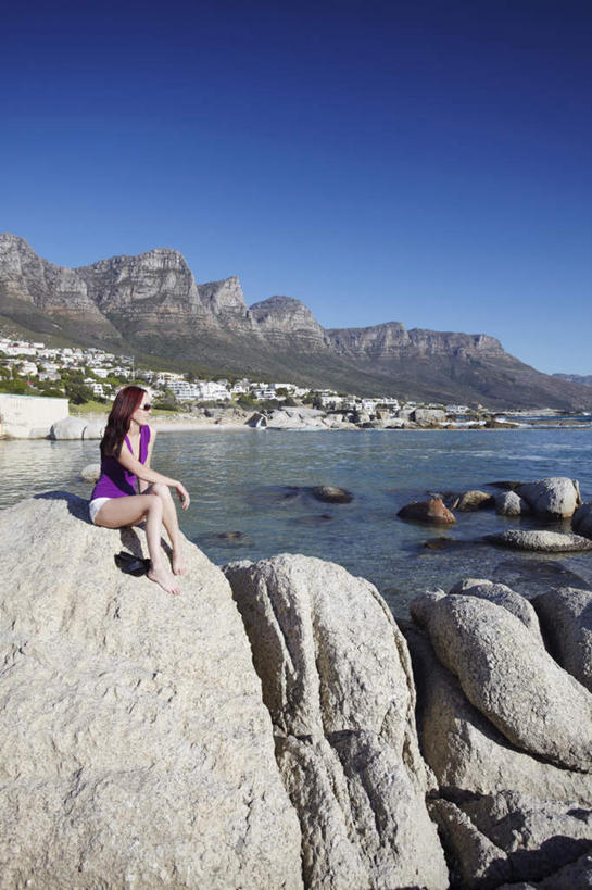 西方人,腿部,脚,脚趾,脚趾甲,腿,一个人,家,坐,竖图,俯视,室外,白天,旅游,度假,海浪,海洋,石头,山,山脉,欧洲,非洲,南非,黑人,欧洲人,仅一个女性,仅一个人,阴影,服装,光线,墨镜,石子,眼镜,影子,房屋,屋子,浪花,山峰,山峦,注视,休闲装,光脚,娱乐,楼房,住宅,一个,衣服,蓝色,蓝天,天空,阳光,海水,太阳镜,太阳眼镜,群山,天,观察,看,仅一个中年女性,享受,休闲,赤脚,休闲服,遮阳镜,放松,服饰,晴朗,单个,观看,察看,关注,海景,万里无云,阿非利加洲,南非共和国,西开普省,女人,女性,中年女性,非洲人,脚指甲,大海,风浪,海,海水的波动,近岸浪,石块,岩石,涌浪,晴空,晴空万里,坐着,彩图,高角度拍摄,全身,房子