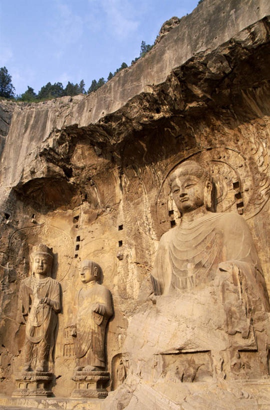 无人,寺庙,站,坐,竖图,室外,白天,仰视,旅游,度假,石头,名胜古迹,山,山脉,植物,标志建筑,地标,建筑,雕塑,中国,亚洲,阴影,节日,遗迹,艺术,装饰,光线,雕刻,雕像,石子,影子,山峰,云,云朵,山峦,燃烧,云彩,注视,古迹,文化,文物,娱乐,建设,古建筑,树,树木,蓝色,绿色,白云,蓝天,天空,阳光,自然,香火,工艺品,庙宇,群山,天,观察,看,祈祷,站着,享受,休闲,健康,旅游胜地,放松,许愿,宗教,信仰,生长,晴朗,成长,观看,纪念,祈求,美术,察看,关注,主题,陈列,古文明,东亚,中华人民共和国,功能,美学,河南,河南省,豫,华中地区,洛阳,洛阳市,平安,石块,岩石,晴空,站立,坐着,彩图,低角度拍摄,全身,庙,寺