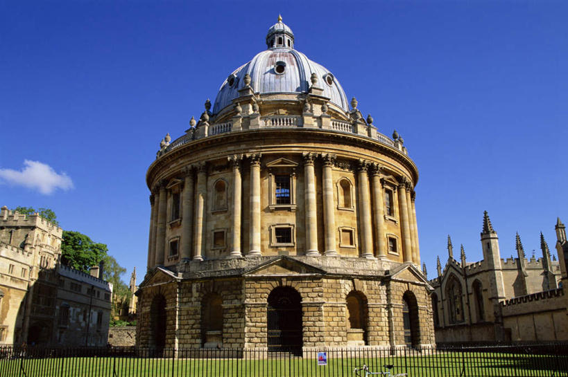 无人,学校,教学楼,图书馆,横图,室外,白天,仰视,旅游,度假,草地,草坪,名胜古迹,植物,标志建筑,地标,建筑,英国,欧洲,阴影,遗迹,光线,影子,云,云朵,云彩,古迹,文物,娱乐,建设,古建筑,校园,草,树,树木,蓝色,绿色,白云,蓝天,天空,阳光,自然,天,享受,休闲,教室,旅游胜地,放松,生长,晴朗,成长,西欧,大不列颠,古文明,浏览室,牛津,世界文化遗产,大不列颠及北爱尔兰联合王国,大不列颠联合王国,日不落英帝国,牛津大学,牛津大学图书馆,拉德克里夫图书馆,牛津市,晴空,彩图,低角度拍摄,教学大楼,书库,图书库,阅览室