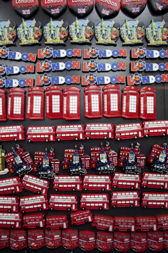 无人,商店,竖图,室外,白天,正面,购物,消费,超市,一排,许多,阴影,整齐,并列,并排,光线,影子,很多,排列,阳光,纪念品,金融,百货,便利店,纪念,留念,队列,怀念,平行,选购,贸易,血拼,零售店,记念,彩图,店铺,杂货店,杂货铺