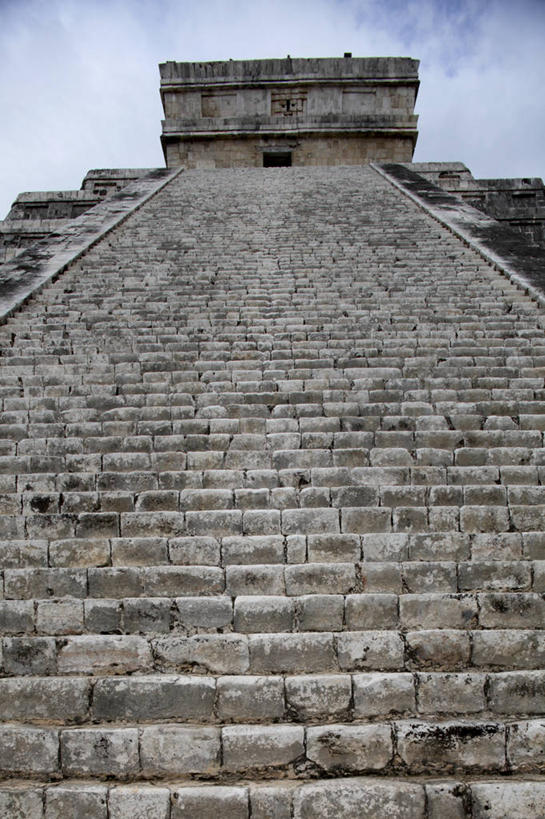 无人,竖图,室外,白天,仰视,旅游,度假,石头,名胜古迹,楼梯,地标,墨西哥,阴影,遗迹,光线,三角形,石子,影子,阶梯,云,云朵,云彩,古迹,历史,文物,娱乐,古建筑,台阶,蓝色,白云,蓝天,天空,阳光,天,享受,休闲,旅游胜地,金字塔,放松,晴朗,北美,陵墓,北美洲,玛雅,美洲,古文明,尤卡坦半岛,古代七大奇迹,方锥形,北亚美利加洲,亚美利加洲,墨西哥合众国,仙人掌王国,玛雅遗址,犹加敦半岛,石块,岩石,晴空,彩图,低角度拍摄,标志性建筑