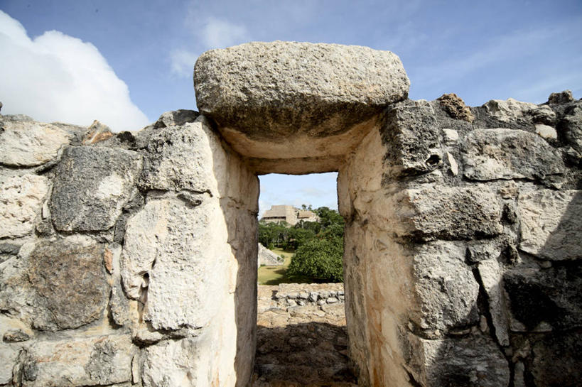 无人,横图,室外,白天,正面,旅游,度假,草地,草坪,石头,美景,植物,门,墨西哥,阴影,光线,石子,影子,墙,景观,云,云朵,云彩,娱乐,墙壁,墙面,草,树,树木,蓝色,绿色,白云,蓝天,天空,阳光,自然,门框,天,享受,休闲,景色,放松,生长,晴朗,成长,北美,北美洲,自然风光,美洲,尤卡坦半岛,北亚美利加洲,亚美利加洲,墨西哥合众国,仙人掌王国,犹加敦半岛,石块,岩石,晴空,彩图