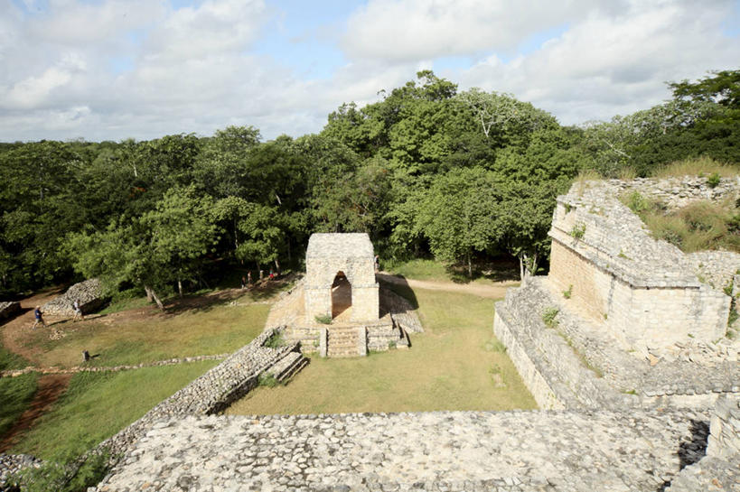 无人,横图,俯视,室外,白天,旅游,度假,树林,植物,楼梯,门,标志建筑,地标,建筑,墨西哥,阴影,光线,影子,阶梯,墙,云,云朵,云彩,历史,娱乐,建设,废墟,墙壁,墙面,台阶,树,树木,古代,蓝色,绿色,白云,蓝天,天空,阳光,自然,门框,天,享受,休闲,旅游胜地,放松,生长,晴朗,成长,北美,北美洲,玛雅,美洲,尤卡坦半岛,北亚美利加洲,亚美利加洲,墨西哥合众国,仙人掌王国,玛雅遗址,古远,犹加敦半岛,晴空,彩图,高角度拍摄