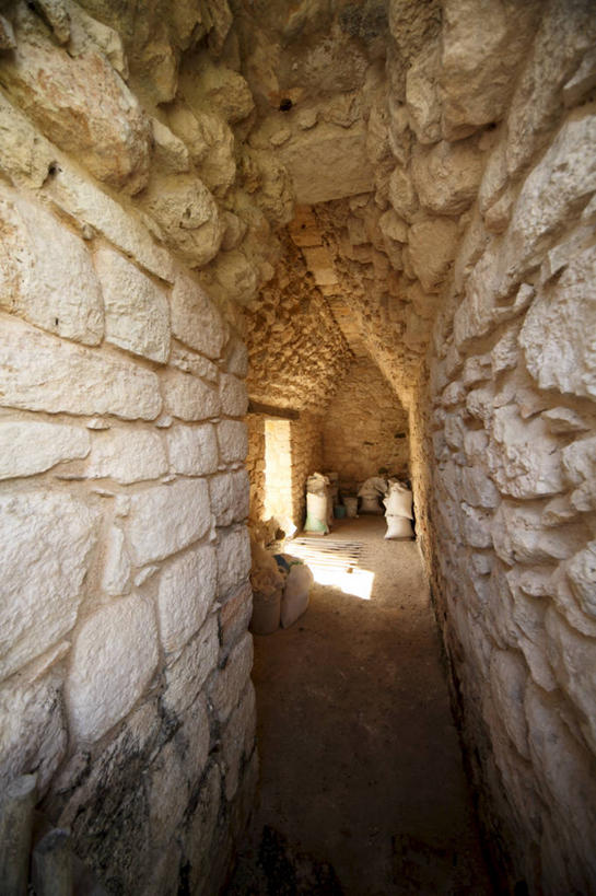 无人,竖图,室内,白天,正面,旅游,度假,石头,名胜古迹,门,标志建筑,地标,建筑,墨西哥,阴影,遗迹,光线,石子,影子,墙,走道,走廊,过道,古迹,历史,文物,娱乐,建设,古建筑,废墟,墙壁,墙面,古代,阳光,门框,享受,休闲,旅游胜地,放松,北美,北美洲,玛雅,美洲,古文明,尤卡坦半岛,北亚美利加洲,亚美利加洲,墨西哥合众国,仙人掌王国,玛雅遗址,古远,犹加敦半岛,石块,岩石,彩图