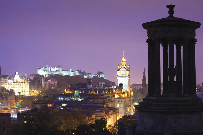 无人,家,横图,室外,夜晚,正面,旅游,度假,草地,草坪,美景,植物,城市风光,城市,建筑,英国,欧洲,阴影,时间,光线,时钟,影子,房屋,屋子,景观,公寓,建筑群,灯光,首都,计时,娱乐,建设,洋房,楼房,苏格兰,住宅,草,树,树木,绿色,自然,钟表,享受,休闲,表,景色,放松,生长,成长,西欧,大不列颠,大不列颠及北爱尔兰联合王国,首府,塔钟,大不列颠联合王国,日不落英帝国,苏格兰王国,爱丁堡,卡尔顿山,钟,彩图,房子