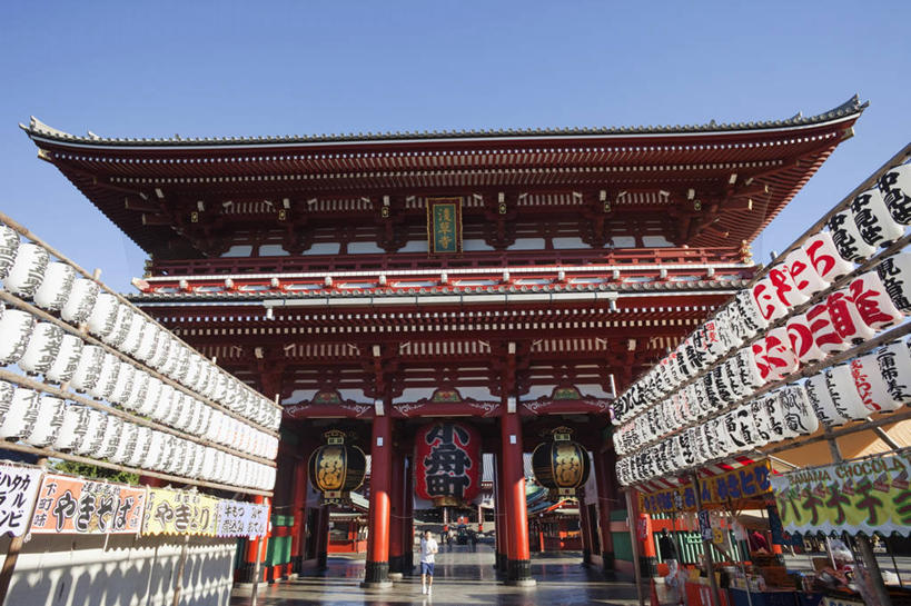 无人,寺庙,横图,室外,白天,仰视,旅游,度假,标志建筑,地标,建筑,照明,东京,日本,亚洲,一排,阴影,节日,整齐,光线,日文,标志,灯笼,文字,影子,纸灯笼,柱子,字符,屋顶,燃烧,顶棚,文化,娱乐,标识,建设,排列,红色,蓝色,蓝天,天空,阳光,香火,灯具,庙宇,天,祈祷,享受,休闲,健康,浅草寺,旅游胜地,放松,许愿,宗教,信仰,晴朗,纪念,祈求,照亮,照明设备,队列,东亚,本州,万里无云,关东地方,本州岛,日本国,东京都,浅草观音寺,日语,浅草,平安,晴空,晴空万里,彩图,低角度拍摄,庙,寺