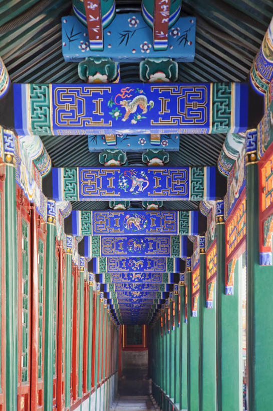 无人,颐和园,宫殿,竖图,室内,白天,仰视,旅游,度假,名胜古迹,标志建筑,地标,建筑,北京,中国,亚洲,阴影,花纹,遗迹,装饰,光线,影子,柱子,走道,走廊,过道,首都,古迹,文物,娱乐,建设,古建筑,排列,享受,休闲,旅游胜地,放松,横梁,华丽,修饰,点缀,权利,队列,古文明,东亚,中华人民共和国,北京市,京,北平,华北地区,衬托,美观,雅致,雅观,皇家园林,清漪园,彩图,低角度拍摄