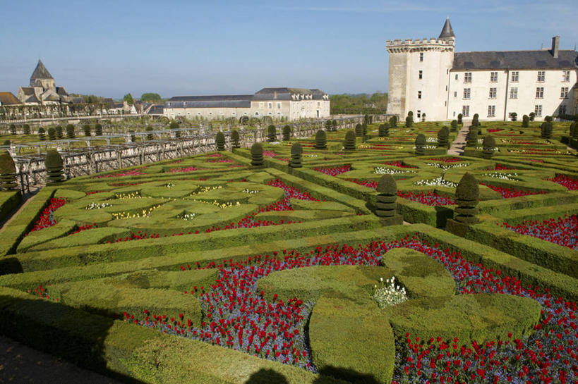 无人,横图,俯视,室外,白天,旅游,度假,花海,花圃,植物,窗户,标志建筑,地标,建筑,叶子,法国,欧洲,一排,阴影,环保,整齐,并列,并排,盛开,光线,影子,堡垒,城堡,墙,防护,花蕾,娱乐,建设,玻璃窗,墙壁,墙面,花,花瓣,花朵,花卉,鲜花,树,树木,排列,蓝色,绿色,蓝天,天空,阳光,自然,花丛,花束,花田,天,花苞,花蕊,享受,休闲,旅游胜地,放松,生长,晴朗,成长,要塞,队列,美好,美妙,间隔,平行,万里无云,法兰西共和国,首府,美观,雅观,法兰西第五共和国,图尔,维朗德里城堡,设防,安德尔.卢瓦尔省,绿篱,生篱,树篱,植篱,中央大区,晴空,晴空万里,彩图,高角度拍摄